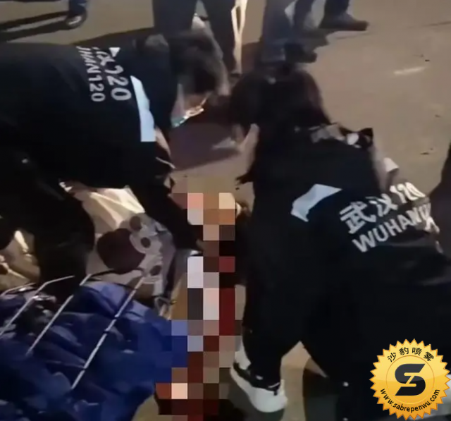 突发！武汉一女子在中学门口被捅，现场曝光