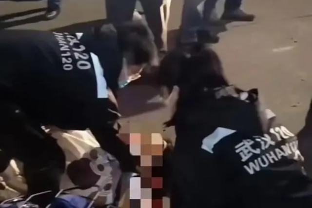 突发！武汉一女子在中学门口被捅，现场曝光